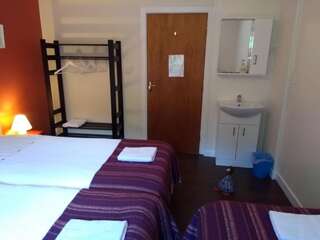 Хостелы Kilcommon Lodge Holiday Hostel Белмаллет Трехместный номер с общей ванной комнатой-1